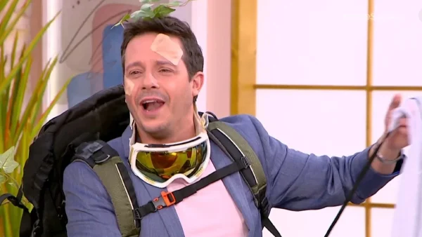 I Love ΣουΚου: Με αλεξίπτωτο, επιδέσμους και κλαδιά στο κεφάλι "έπεσε" στο πλατό ο Μακαλιάς - Άφωνη η Μπέττυ Μαγγίρα