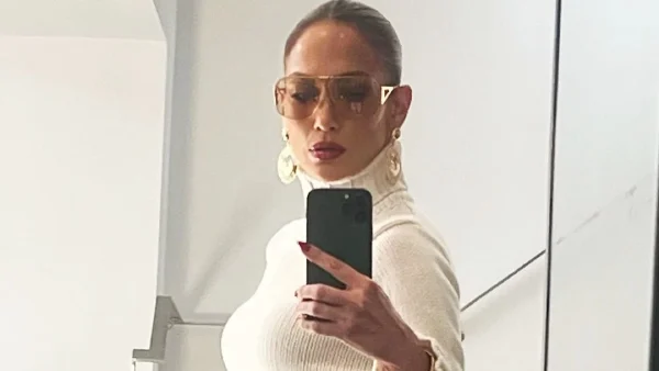 Jennifer Lopez: Το μυστικό της για ένα νεανικό πρόσωπο χωρίς ρυτίδες στα 54!