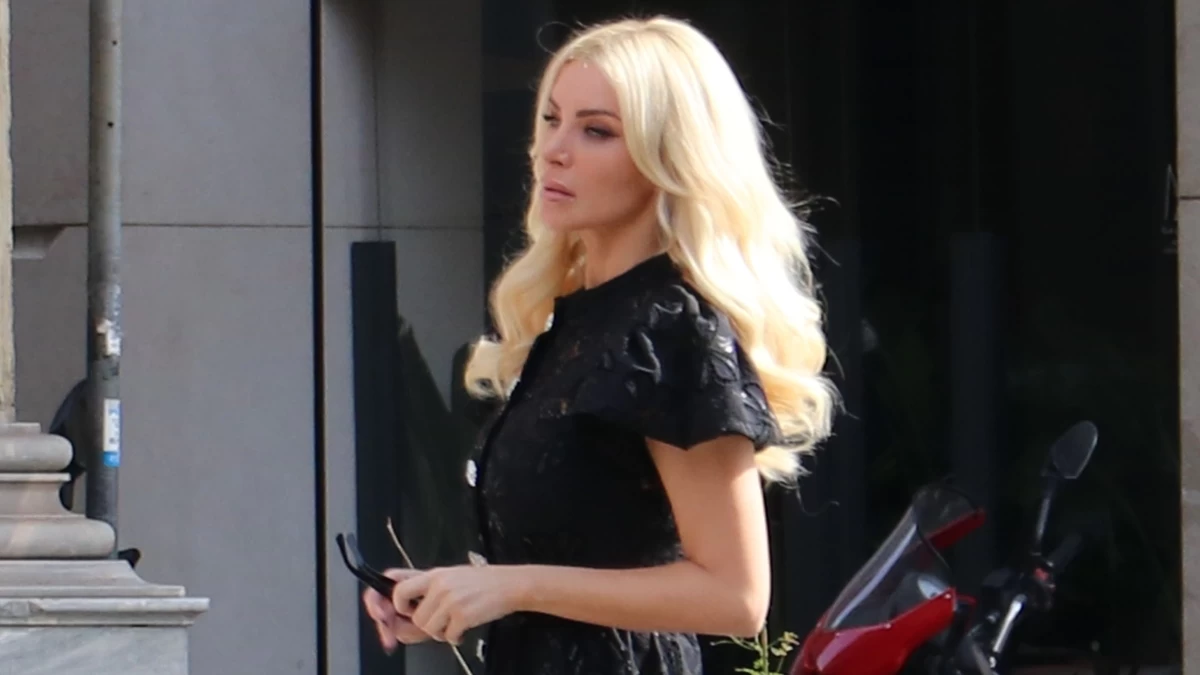 Κατερίνα Καινούργιου: Μαυροφορεμένη στο κέντρο της Αθήνας - Περπατούσε σκεπτική και μόνη κοιτώντας στο κενό