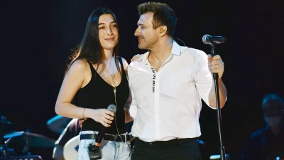 Κατερίνα Κακοσαίου: Οι συγκρίσεις με τον πατέρα της Γιάννη Πλούταρχο, η διάγνωση με ΔΕΠΥ και η έρευνα στην κβαντική φυσική