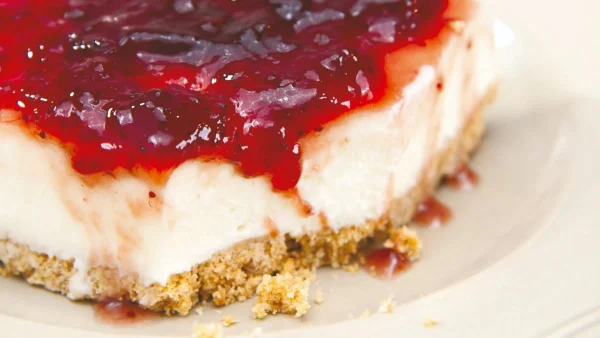 Πως να κάνεις στο σπίτι το κρεμώδες cheesecake που φτιάχνουν στα ζαχαροπλαστεία μόνο με 10 ευρώ - Τα βήματα