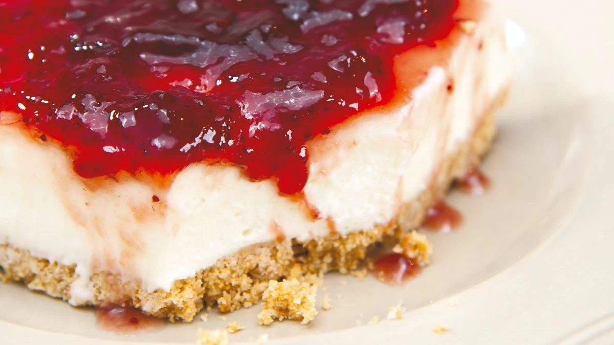 Πως να κάνεις στο σπίτι το κρεμώδες cheesecake που φτιάχνουν στα ζαχαροπλαστεία μόνο με 10 ευρώ - Τα βήματα