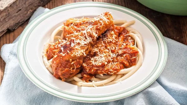 Η συνταγή της ημέρας: Κόκορας κρασάτος με μακαρόνια - Πώς θα ροδίσει σωστά το κοτόπουλο χωρίς να ξεραθεί