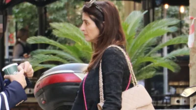 Αντιγόνη Κουλουκάκου: Σε προχωρημένη εγκυμοσύνη λίγο πριν γεννήσει το πρώτο της παιδί - Ντυμένη στα μαύρα στο κέντρο της Αθήνας