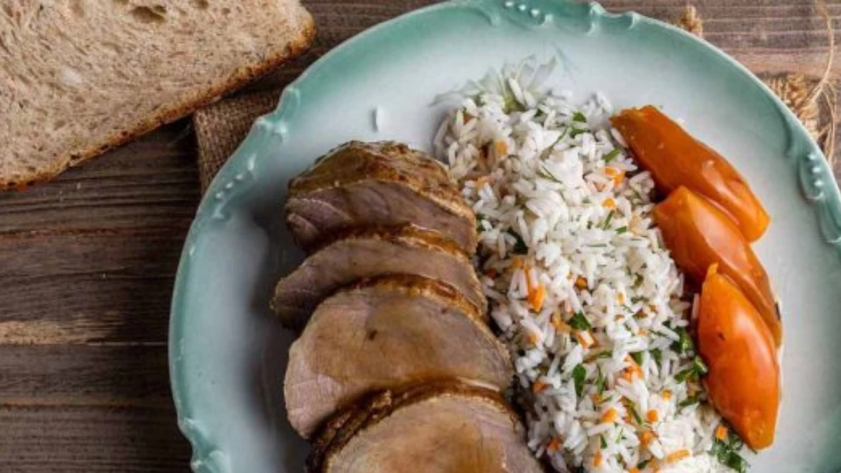 Μοσχάρι λεμονάτο με σπυρωτό ρύζι στη γάστρα: Το μυστικό για να δέσει σωστά η σάλτσα