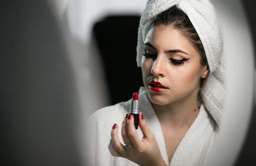 γυναίκα κρατά κόκκινο κραγιόν