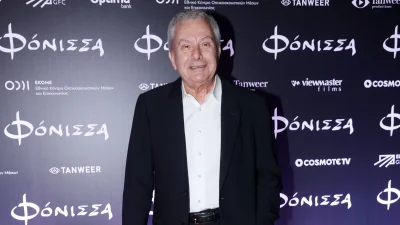 Είναι οδοντίατρος και δεν έχει καμία σχέση με το τραγούδι: Αυτός είναι ο γοητευτικός γιος του Μανώλη Μητσιά