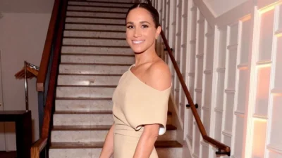 Μέγκαν Μάρκλ: Η πρώτη δημόσια εμφάνιση μετά τη διάγνωση του Βασιλιά Καρόλου με καρκίνο - Χαμογελαστή στο τζιπ με καφέ στο χέρι