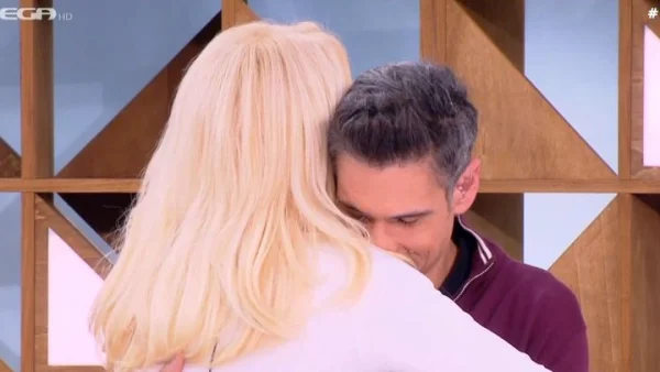 Δημήτρης Ουγγαρέζος: «Δεν το περίμενα αυτό τώρα! Ήταν η αγαπημένη της μαμάς μου...» - Συγκινημένος με την έκπληξη της Ελένης Μενεγάκη