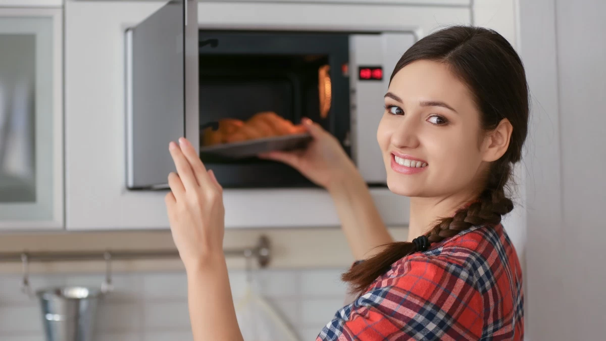Μαγείρεμα στο φούρνο μικροκυμάτων: Πόσο ασφαλές είναι & πότε πρέπει να αποφεύγεται;