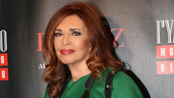 Μιμή Ντενίση: Συγκινημένη η ηθοποιός με την έκπληξη της κόρης της, Μαριτίνας - Ανέβηκε στη σκηνή και φωτογραφήθηκαν αγκαλιά