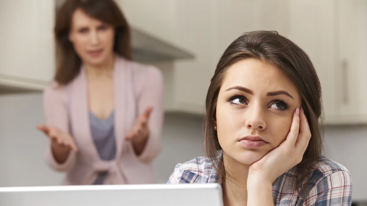 Έλλειψη επικοινωνίας στην εφηβεία: Δες πώς μπορείς να χτίσεις μια υγιή σχέση με το παιδί σου!