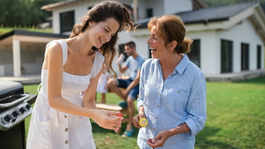 κόρη και πεθερά ετοιμάζουν φαγητό