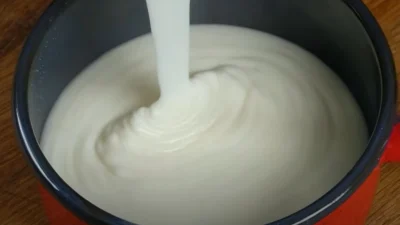 Φτιάξτε μόνοι σας μπεσαμέλ: Τα μυστικά της Αργυρώς για να μην σβολιάσει και να πήξει σωστά