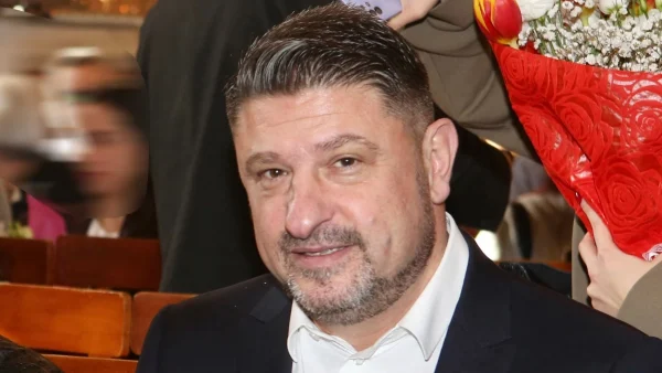 Νίκος Χαρδαλιάς: Περήφανος πατέρας στην ορκωμοσία της κόρης του - Στη Νομική Σχολή με την πρώην & τη νυν σύζυγό του