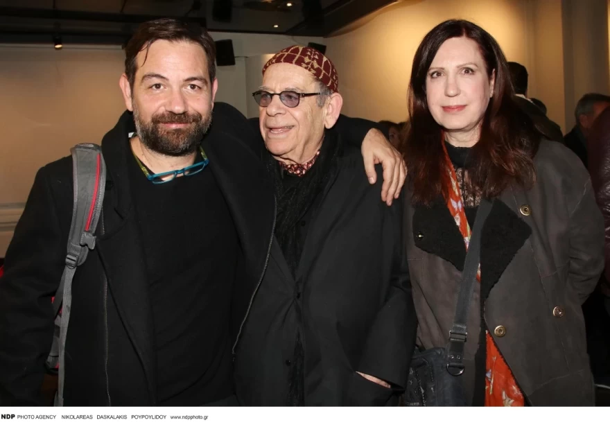 Ο Ηλίας Λογοθέτης με την οικογένειά του 