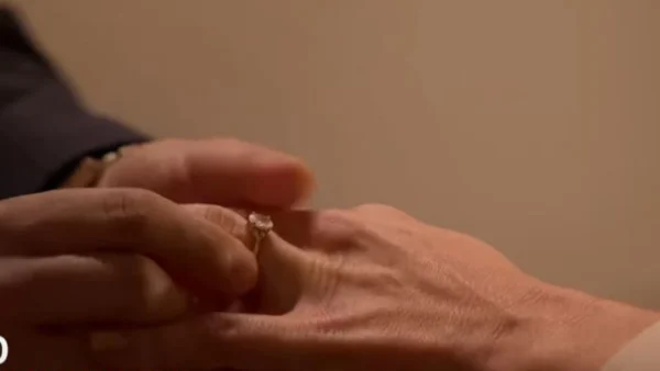 Οι Παγιδευμένοι (12/2): «Θέλω να γεράσουμε μαζί!» - Στήνει ρομαντική ατμόσφαιρα, γονατίζει και της κάνει πρόταση γάμου