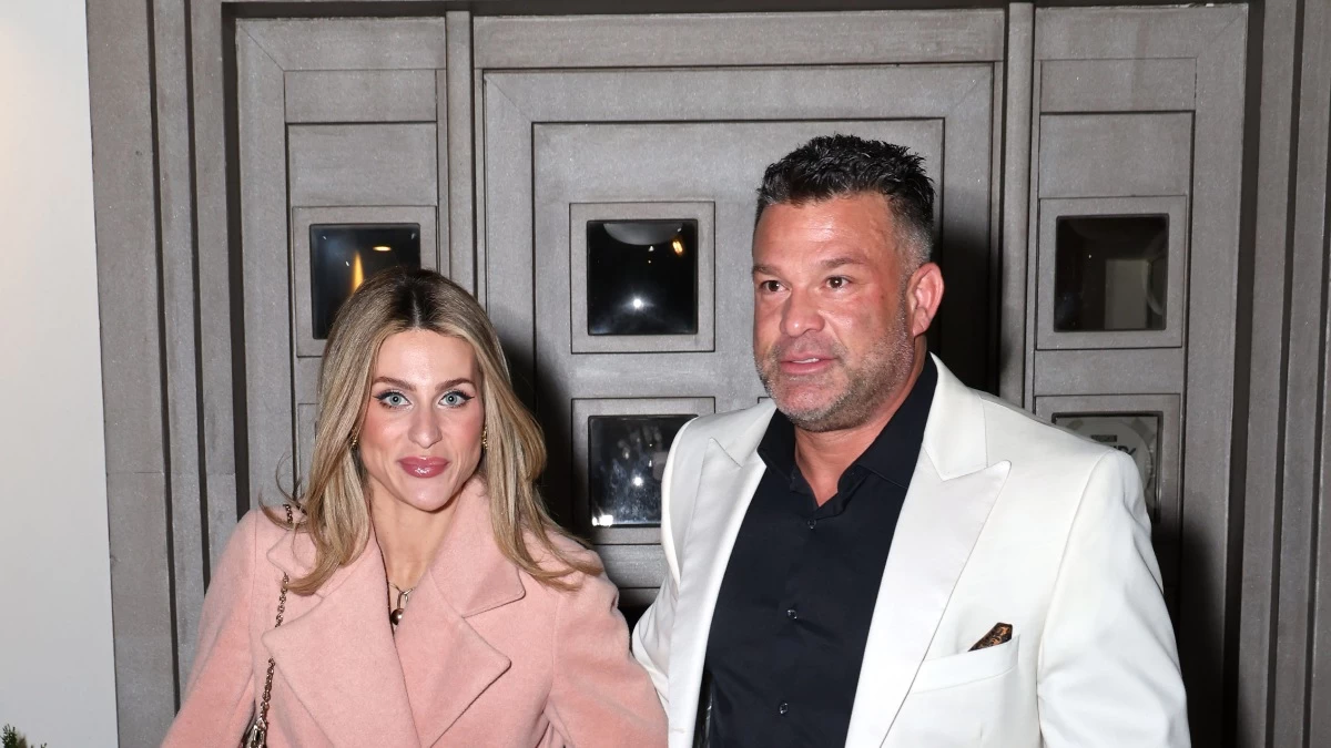 Κώστας Σόμμερ & Βαλεντίνη Παπαδάκη: Όλα τα φλας στην είσοδό τους - Εκείνος με πούρο στο χέρι και εκείνη με εντυπωσιακό μακρύ παλτό