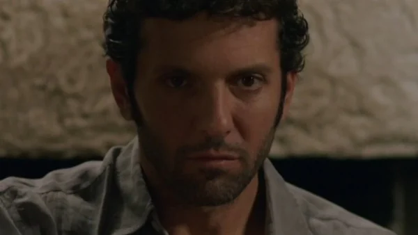 Η Παραλία (8/2): Ο Χάρι τρελαίνεται - Βλέπει το άψυχο σώμα της Υπατίας να ζωντανεύει μπροστά του