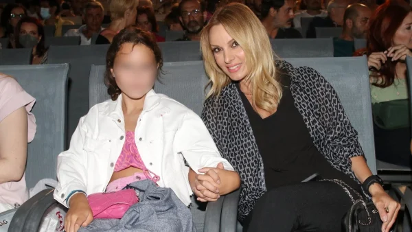 Η Πέγκυ Ζήνα μοιράζεται τους φόβους για την κόρη της: «Πρέπει να μεγαλώσω μία δυνατή τύπισσα, η κοινωνία μας είναι γεμάτη τέρατα»