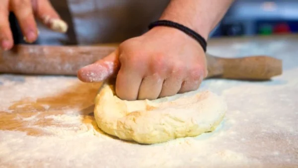 Tips από την Αργυρώ για αφράτη ζύμη για πίτα: Προσοχή! Αν σας κολλάει το ζυμάρι στο χέρι μη βάλετε αλεύρι