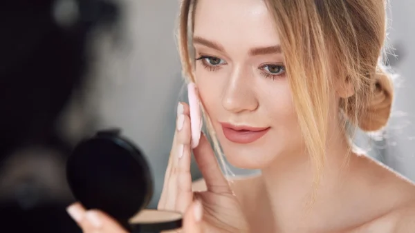 Powder Puff: To αμφιλεγόμενο εργαλείο μακιγιάζ που είναι τώρα viral στο TikTok- Δες πως θα σου χαρίσει ένα αψεγάδιαστο μακιγιάζ!