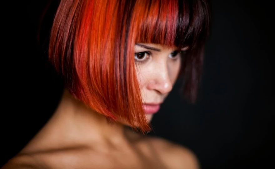 κοπέλα με κόκκινα μαλλιά