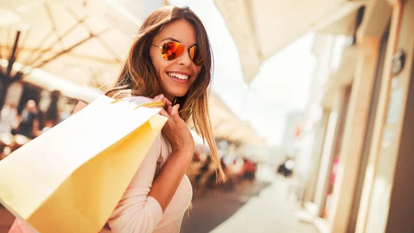 Ροζ βαλίτσες και ασημί μπότες: Τι ψωνίσαμε το 2023