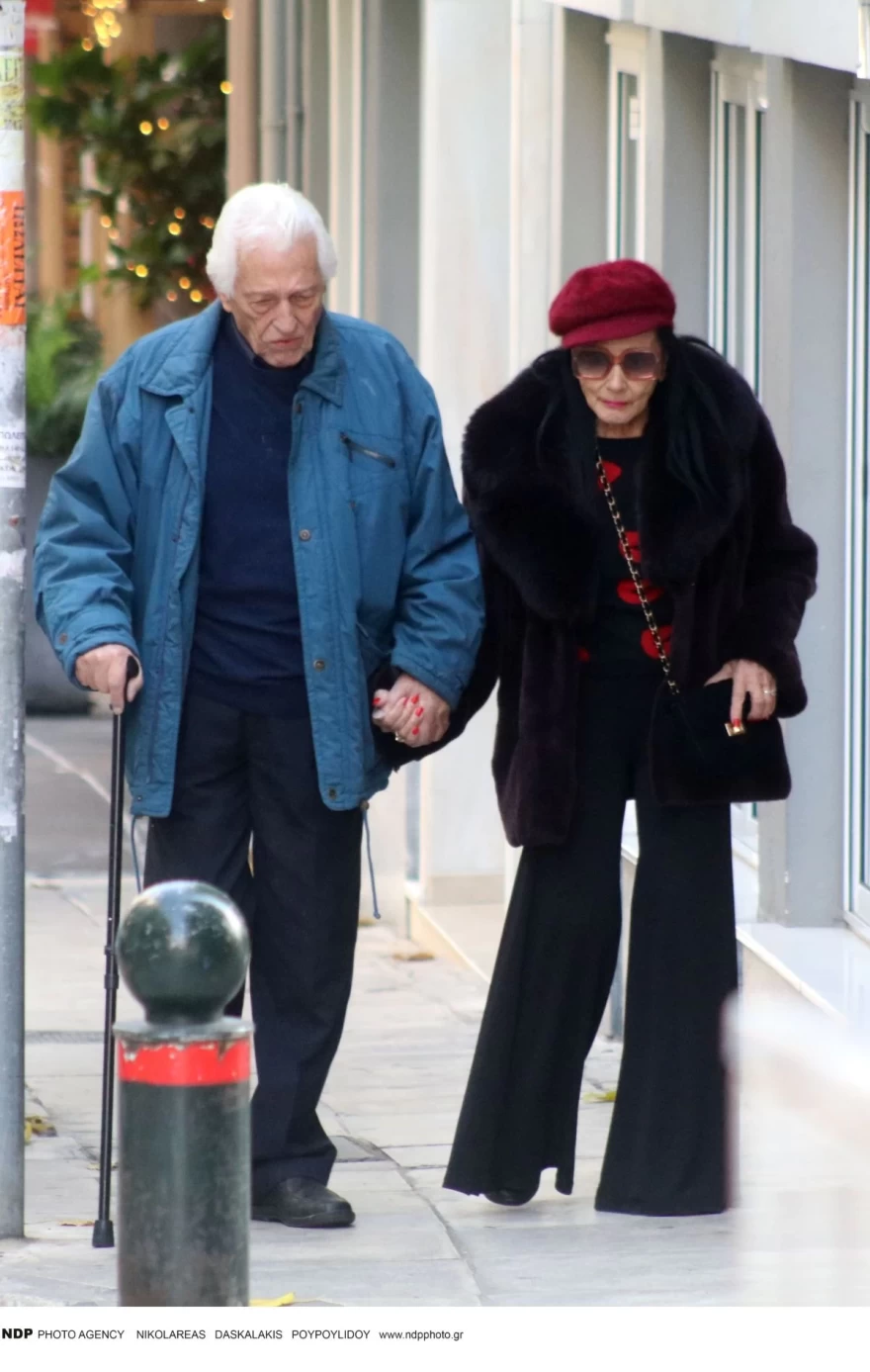 Η Ζωζώ Σαπουντζάκη βόλτα με τον σύντροφό της στο Κολωνάκι