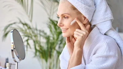 Oι 5 καλύτερες & πιο οικονομικές κρέμες με νιασιναμίδη για λαμπερή επιδερμίδα μετά τα 40!