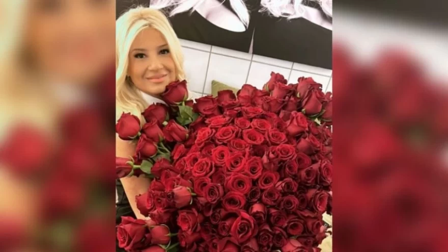 Η Φαίη Σκορδά με τριαντάφυλλα αγκαλιά