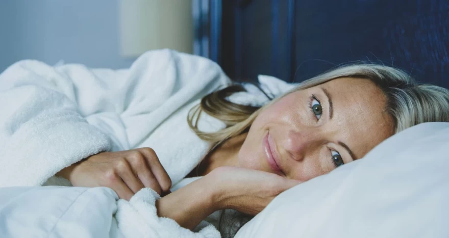 γυναίκα στο κρεβάτι