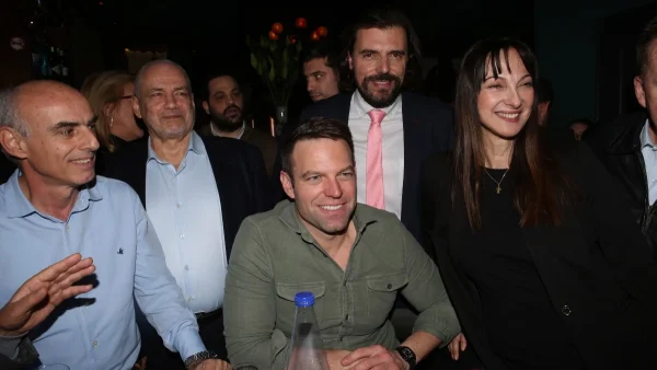 Στέφανος Κασσελάκης: Για ποτό στο Κολωνάκι με βουλευτές του ΣΥΡΙΖΑ