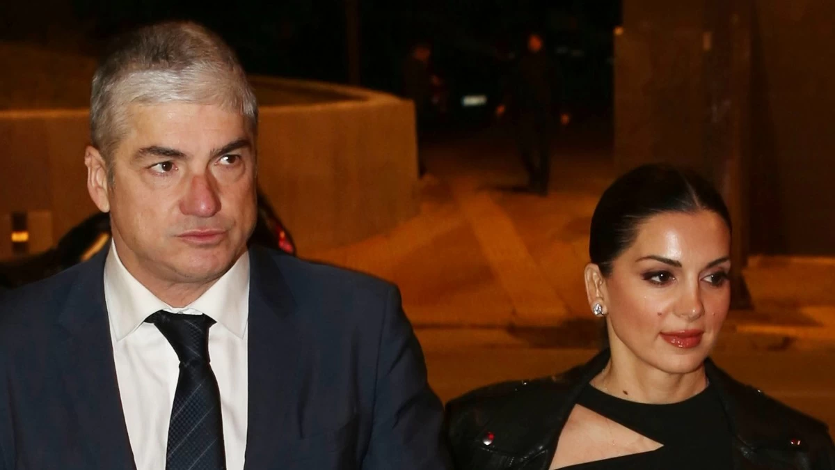 Σταματίνα Τσιμτσιλή: Το μαύρο μίντι φόρεμα με το σκίσιμο στο πλάι, τράβηξε τα βλέμματα - Η βραδινή έξοδος με τον Θέμη Σοφό