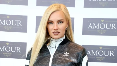 Ατύχημα για τη Τζούλια Νόβα - Το βίντεο με το σημάδι στο πρόσωπό της