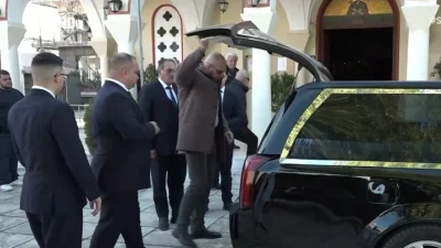 Σπαρακτικό το τελευταίο αντίο στην κηδεία του Βαγγέλη Ρωχάμη - Τραγικές φιγούρες οι κόρες και η αδελφή του