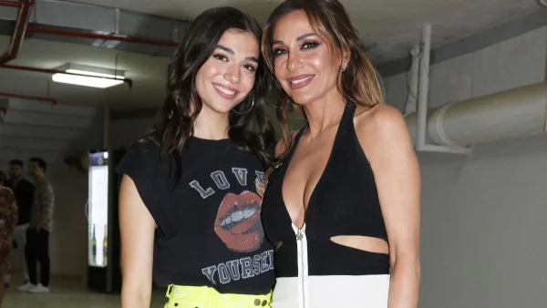 Δέσποινα Βανδή: Σε κυριλέ εστιατόριο στο Λονδίνο για τα γενέθλια της κόρης της - Με midi μαύρο φόρεμα & γόβες η Μελίνα Νικολαΐδη