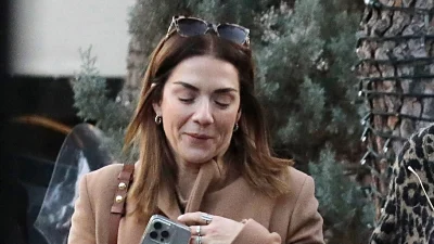 Βάσω Λασκαράκη: Κομψή με καφέ παλτό και γυαλιά ηλίου στο κεφάλι - Περπατούσε με το κινητό στο χέρι δίπλα στη φίλη της στη Γλυφάδα