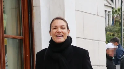 Βίκυ Καγιά: Άβαφη και ντυμένη στα μαύρα - Η χειρονομία της τη στιγμή που είδε τον φωτογραφικό φακό