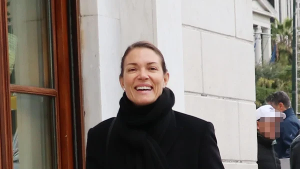 Βίκυ Καγιά: Άβαφη και ντυμένη στα μαύρα - Η χειρονομία της τη στιγμή που είδε τον φωτογραφικό φακό