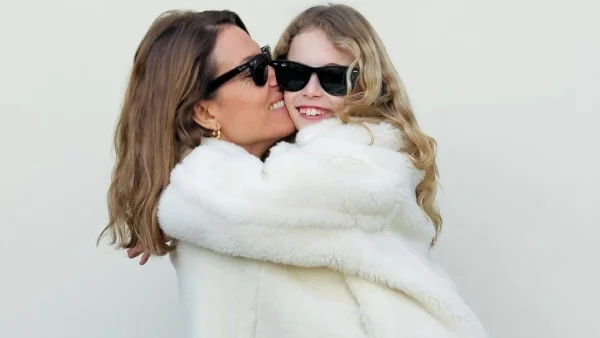 Μοιάζουν σαν δυο σταγόνες νερό! - Η  Βίκυ Καγιά ποζάρει αγκαλιά με την κόρη της, Μπιάνκα