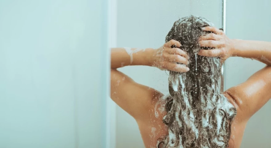 γυναίκα λούζει τα μαλλιά της στο μπάνιο