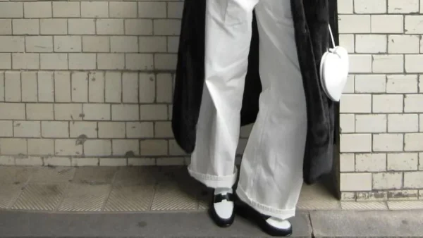 Είσαι κοντούλα και δεν ξέρεις πώς να φορέσεις το wide-leg παντελόνι; Δες 6 τρόπους για να το πετύχεις