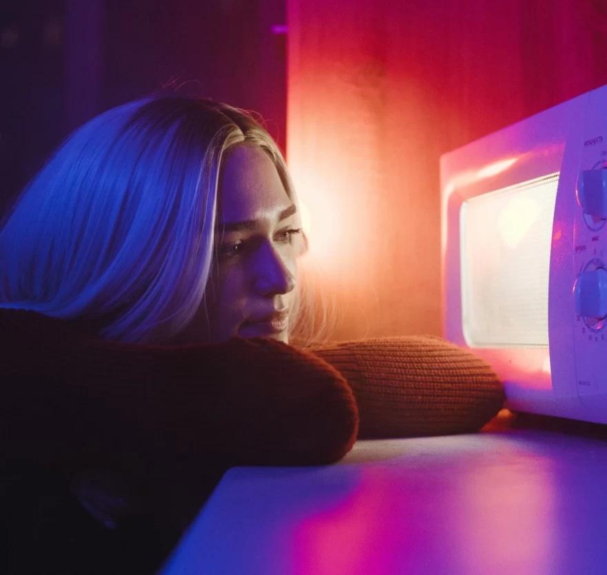 γυναίκα μπροστά σε φούρνο μικροκυμάτων