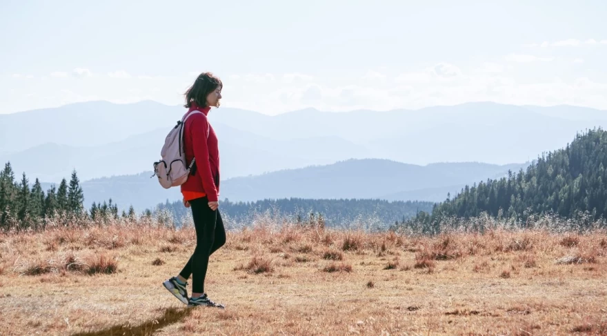 γυναίκα περπατά έξω