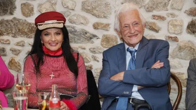 Ζωζώ Σαπουντζάκη: Ινκόγκνιτο στο Ερρίκος Ντυνάν ο σύντροφός της - Το λουξ δωμάτιο και οι δεκάδες ανθοδέσμες