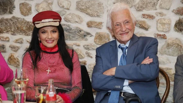 Ζωζώ Σαπουντζάκη: Ινκόγκνιτο στο Ερρίκος Ντυνάν ο σύντροφός της - Το λουξ δωμάτιο και οι δεκάδες ανθοδέσμες