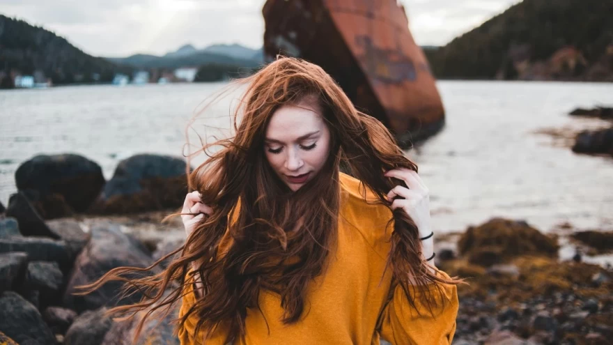 γυναίκα με πλούσια κόκκινα μαλλιά