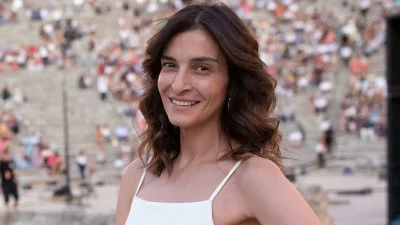 Αντιγόνη Κουλουκάκου: Η πρώτη βόλτα με το μωρό και τον σύντροφό της - Ανέμελη με το καρότσι στο κέντρο της πόλης