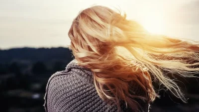 Όμορφα & λαμπερά μαλλιά μετά τα 40 - Όλα τα μυστικά για να παραμείνουν υγιή & δυνατά!